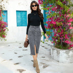Falda midi vaquera gris con botones delanteros y abertura frontal, corte en A, cintura media, estilo casual.