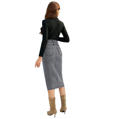 Falda midi vaquera gris con botones delanteros y abertura frontal, corte en A, cintura media, estilo casual.