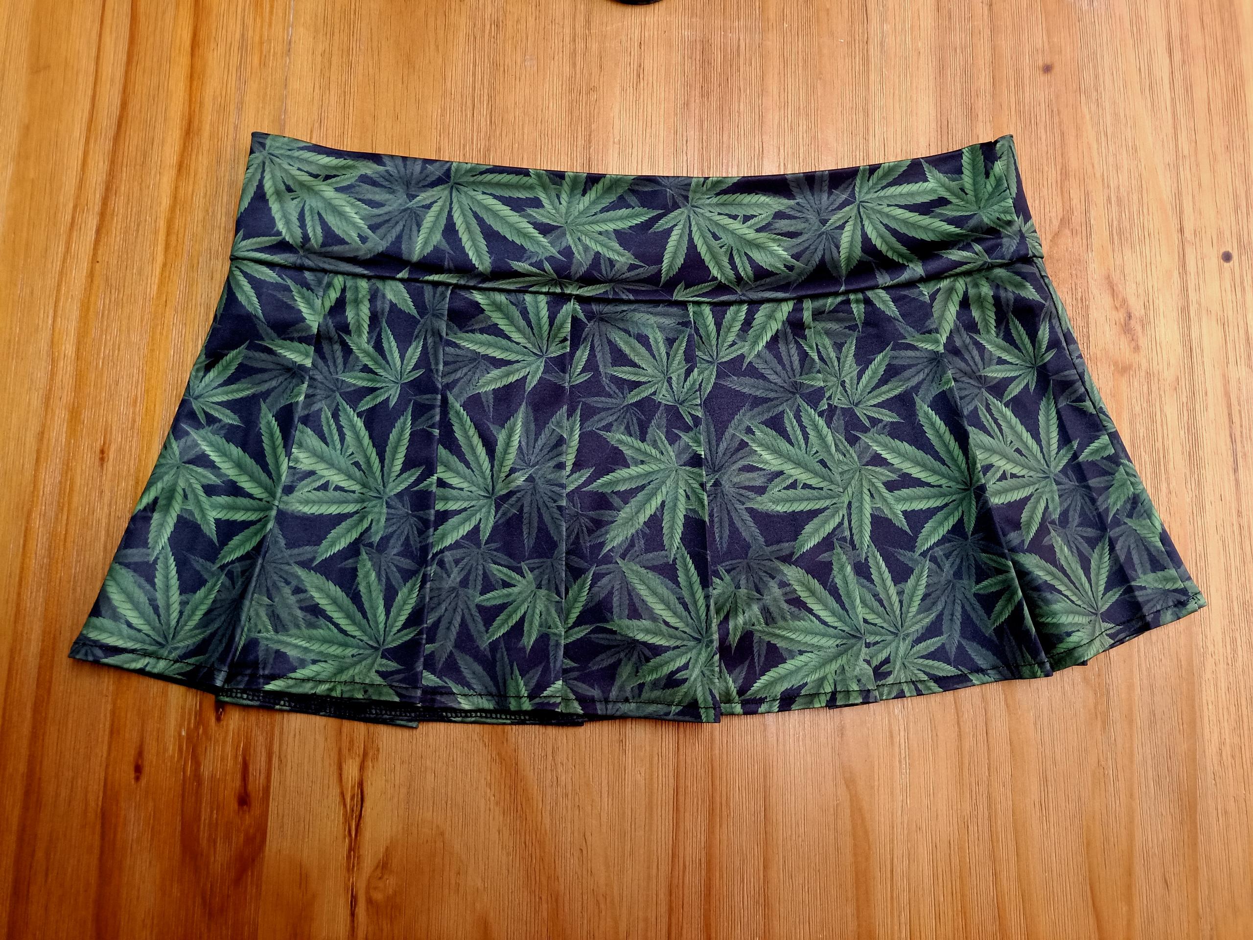 falda corta de mujer diseño moderno vista frontal