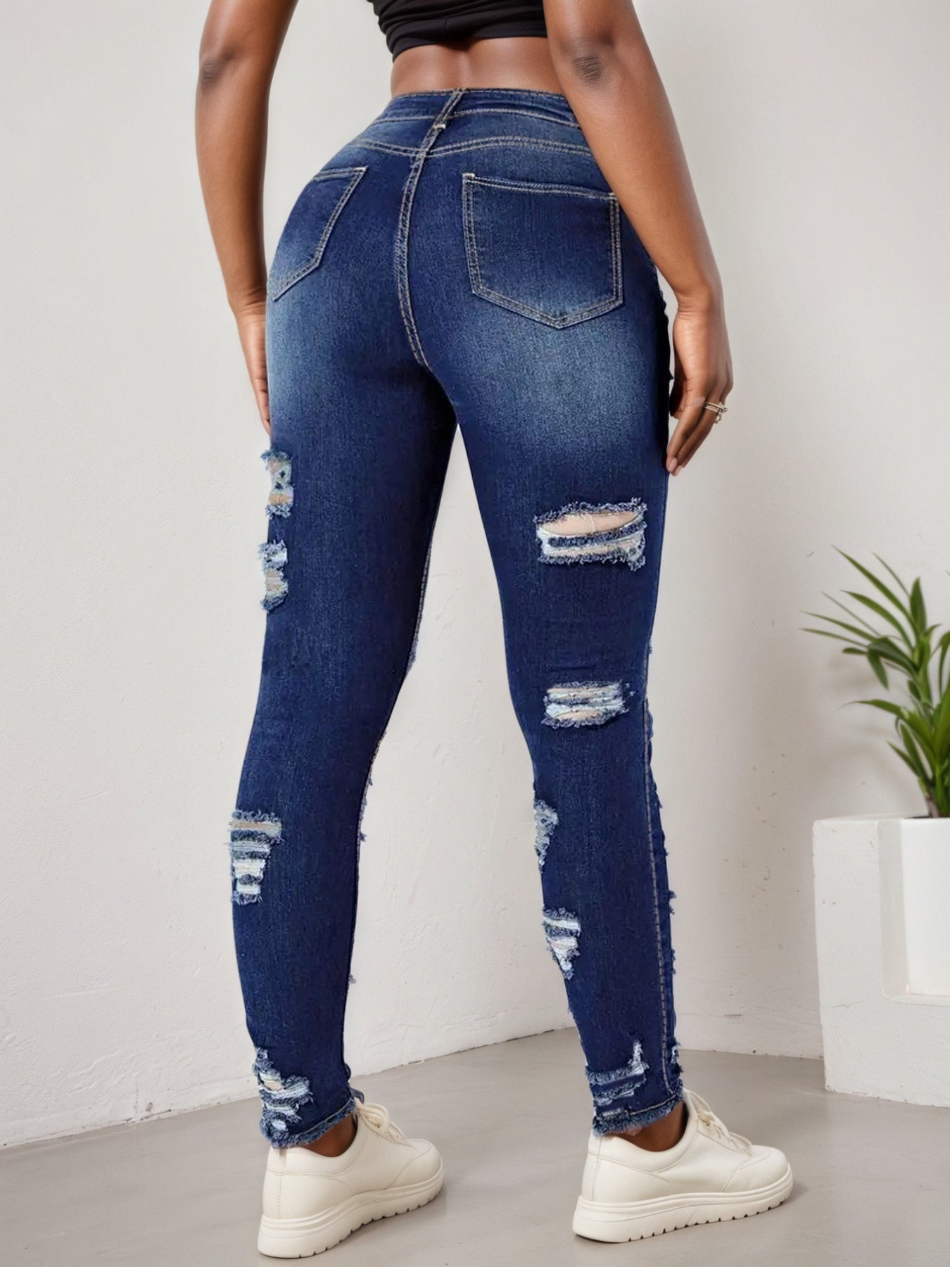 jeans de mujer ajustados con roturas estilo moderno
