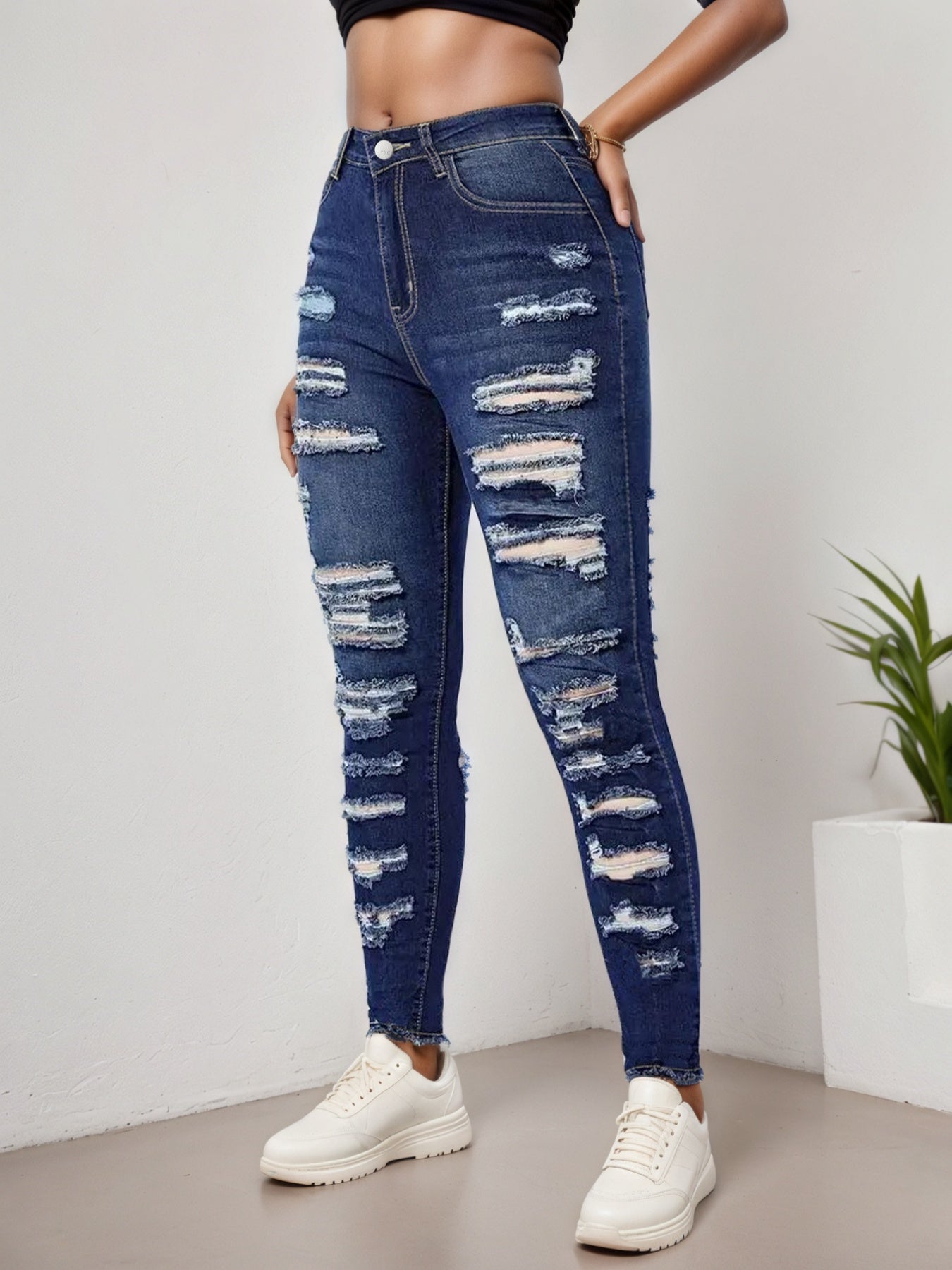 jeans de mujer ajustados con roturas estilo moderno