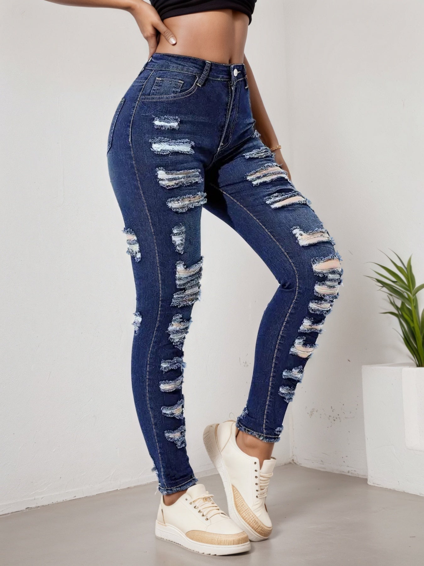 jeans de mujer ajustados con roturas estilo moderno