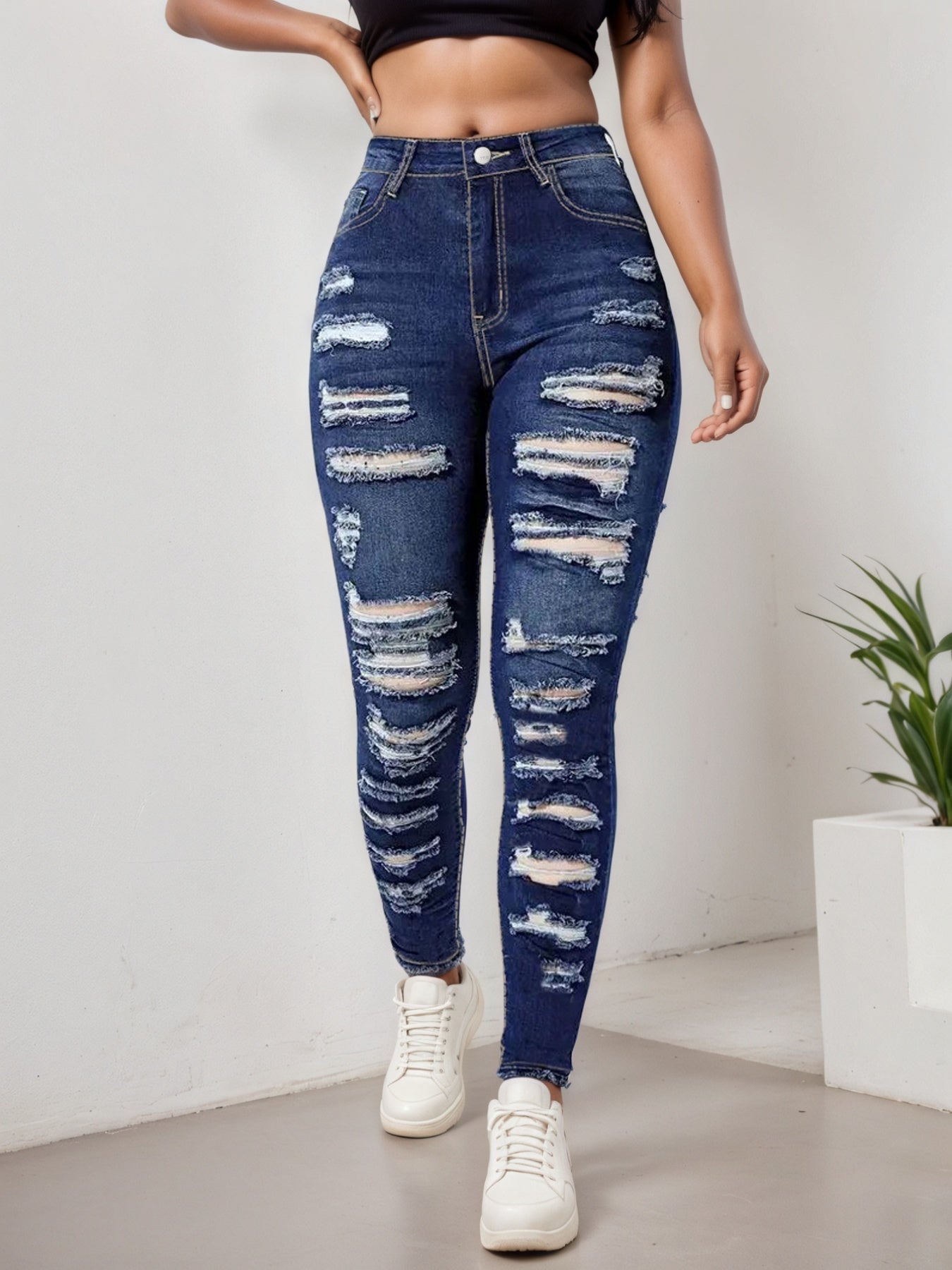 jeans de mujer ajustados con roturas estilo moderno